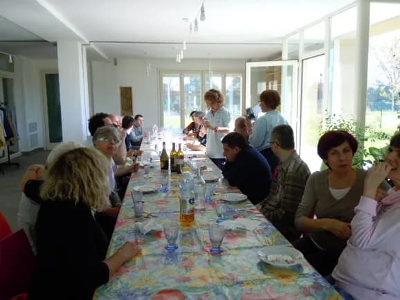 Pranzo condiviso nella sala comune del cohousing Ecosol a Fidenza