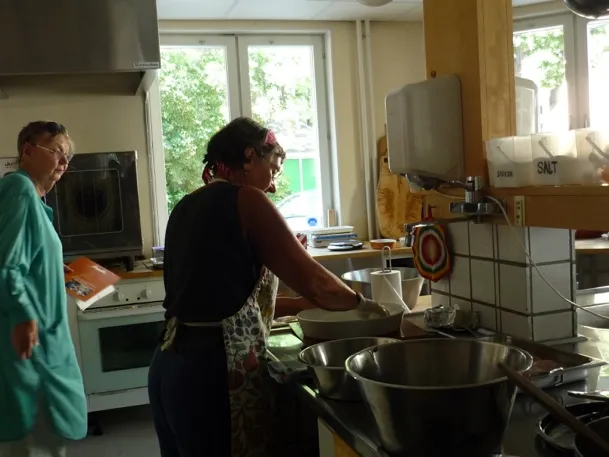 Cucina comune al piano terra del cohousing Fardknappen a Stoccolma
