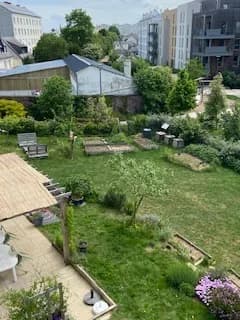 Giardino comune con orto e aree di sosta del cohousing Fillemone a Rennes